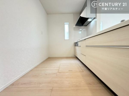 �L�b�`�� ��Ƃ肠�钲���X�y�[�X�ō�Ƃ����₷�����K�ȃL�b�`���ł��I
���q�l�ƈꏏ�ɂ��َq������y���߂�L�X�X�y�[�X�ł��B�y�����������ԂɂȂ肻���ł��ˁI