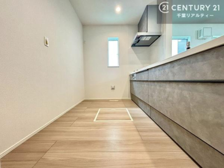 �L�b�`�� ���������H��A�H�i�X�g�b�N�܂ł������萮���ł�����[�L�x�ȃL�b�`���ł��B�g���ꏊ�̋߂��ɕK�v�ȕ������܂��邽�߁A��Ɠ������X���[�Y�ɂȂ�A�����̗����������K�ɁB