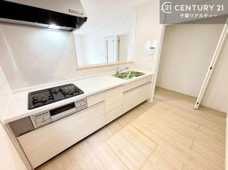 �L�b�`�� ��l�C�̑Ζʎ��V�X�e���L�b�`�����̗p���Ă��܂��I���Ƒ��̃R�~���j�P�[�V���������R�Ƒ�����݌v�ł��B
���q�l�ɂ��ڂ��͂��̂Ŋ������ł��ˁI�L�X�g���ĉ��K�ō�Ƃ��i�݂܂��B