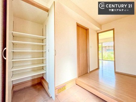 ���� �V���[�Y�{�b�N�X�t���Ȃ̂ŁA���ւ��Еt�����|�������₷���ł��I
�X�b�L���������ւŌ˂��J�����u�ԁA�������̂���S�n������Ԃ��o�}���Ă���܂��B