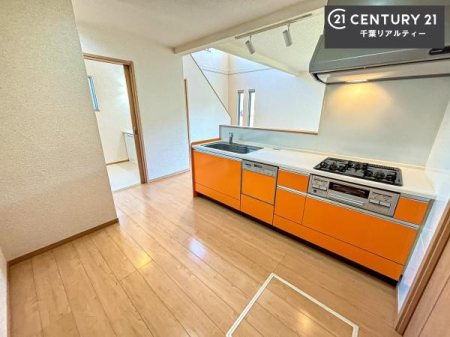 �L�b�`�� ��Ƃ肠�钲���X�y�[�X�ō�Ƃ����₷�����K�ȃL�b�`���ł��I
���q�l�ƈꏏ�ɂ��َq������y���߂�L�X�X�y�[�X�ł��B�y�����������ԂɂȂ肻���ł��ˁI