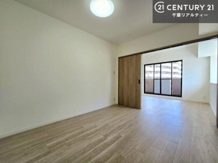 �q������ ���r���O���ɔz�u���ꂽ�m���́A���q�l�̂������ɂ҂�����̈ʒu�B���Ƒ��Ƃ̃R�~���j�P�[�V���������₷���A������g�߂Ɋ���������S�̋�Ԃł��B