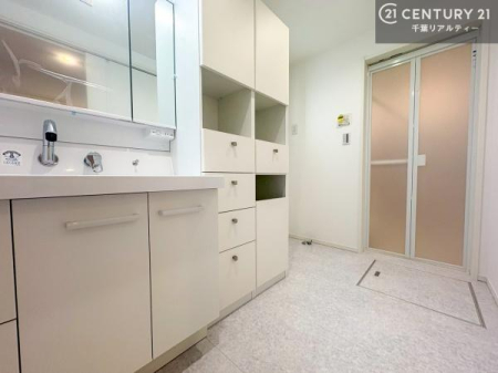 ���ʑ�E���ʏ� ���[�͂ɗD�ꂽ���ʏ��́A�����̐g�x�x��Ǝ������K�ɃT�|�[�g�B�傫�ȋ�����ԂɍL���������������A���������ӂ���Ԃł��B