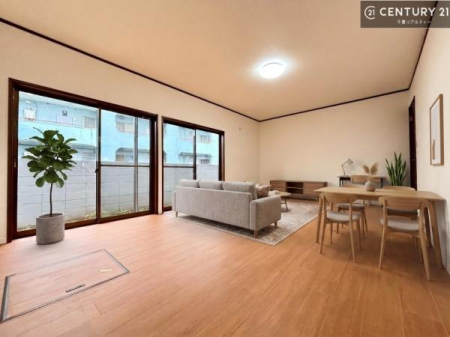 ���r���O �Ƌ��CG�p�[�X�ł��B��؂ȉƑ����W�܂邩�炱��LDK�ɂ͂�����肽���B
�q�����������C�ɏ΂��Ȃ��瑖�����Ă���p�����������u�L���Ƃɂ��ėǂ������v�Ǝv���u�Ԃł��B