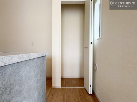 �L�b�`�� ���[�X�y�[�X���[�����Ă���A�L�b�`���܂�����������ƕۂ��Ȃ���A�L�X�Ƃ��������X�y�[�X���m�ہB���K�ȍ�Ɗ��ŁA�����̂����������X���[�Y�ɂ͂��ǂ�܂��B