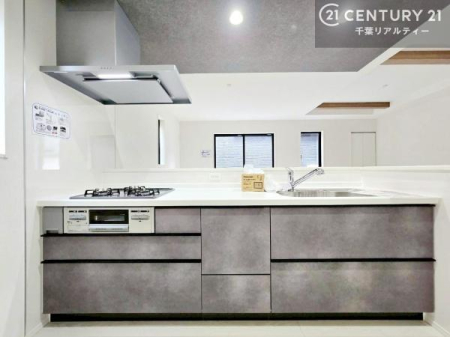 �L�b�`�� ���[�X�y�[�X���[�����Ă���A�L�b�`���܂�����������ƕۂ��Ȃ���A�L�X�Ƃ��������X�y�[�X���m�ہB���K�ȍ�Ɗ��ŁA�����̂����������X���[�Y�ɂ͂��ǂ�܂��B