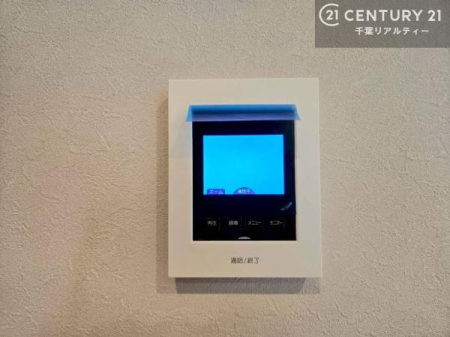 ���̑����� TV���j�^�[�t���C���^�[�z��������A�K��҂��f���Ŋm�F���Ă���Ή��ł��邽�߁A�h�Ɩʂ����S�ł��B���q�l�̂�����Ԏ��ɂ��S�����A���Ƒ��̈��S�E���S�ȕ�炵���T�|�[�g���܂��B