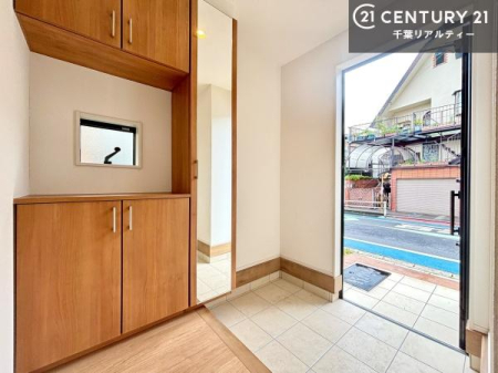 ���� ���ւ̃V���[�Y�{�b�N�X�́A���[�͗ǍD�ŌC���������萮���ł��邾���łȂ��A�㕔������I�Ƃ��Ċ��p�\�B���C�ɓ���̏�����O���[����u���΁A���q���}���邨�����ȋ�ԂɎd�オ��܂��I