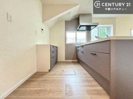�L�b�`�� ��Ƃ肠�钲���X�y�[�X�ō�Ƃ����₷�����K�ȃL�b�`���ł��I
���q�l�ƈꏏ�ɂ��َq������y���߂�L�X�X�y�[�X�ł��B�y�����������ԂɂȂ肻���ł��ˁI