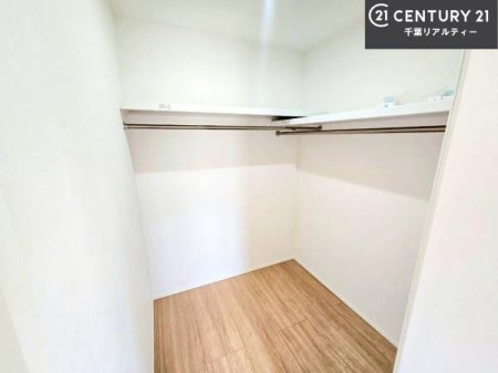 ���[ �L�x�Ȏ��[�X�y�[�X�ŁA�Z��Ԃ�������B
��������}���A��������Ԃ�ۂĂ���[�[���̏Z�܂��ł��B