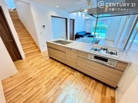 �L�b�`�� ���r���O�ƂȂ���I�[�v���L�b�`���́A�J���I�Ŗ��邭�A�Ƒ��̋C�z�������Ȃ���Ǝ����ł�����K�ȋ�Ԃł��B