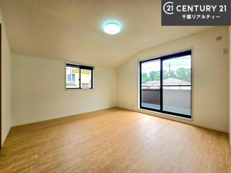 �q������ 2�K�̂��ׂĂ̋������o���R�j�[�ɖʂ������邢�������ł��B���q�l�̐����ɕK�v�ȃv���C�x�[�g��Ԃ���������m�ۂł��A���Ƒ����ꂼ�ꂪ�S�n�悭�߂�����Z�܂��ƂȂ��Ă��܂��B