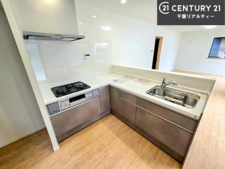 �L�b�`�� �g������̗ǂ�L���^�ΖʃL�b�`���B �L�X�Ƃ�����ƃX�y�[�X���m�ۂ��A���Ƒ��Ƃ̉�b���y���݂Ȃ��炨�������ł��܂��B