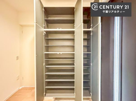 ���� �V���[�Y�{�b�N�X�t���Ȃ̂ŁA���ւ��Еt�����|�������₷���ł��I
�X�b�L���������ւŌ˂��J�����u�ԁA�������̂���S�n������Ԃ��o�}���Ă���܂��B