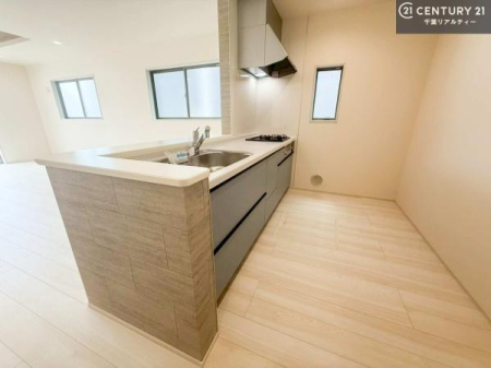 �L�b�`�� ��Ƃ����₷���V�X�e���L�b�`���ł��I���[���t���Ă���̂ŁA�����X�y�[�X�ɕ���u���Ȃ��čς݂܂��I
�L�X�g���āA���K�ɍ�Ƃ��ł��܂��I