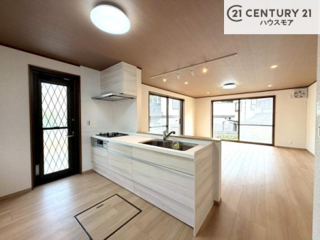 �L�b�`�� ��Ƃ肠�钲���X�y�[�X�ō�Ƃ����₷�����K�ȃL�b�`���ł��I
���q�l�ƈꏏ�ɂ��َq������y���߂�L�X�X�y�[�X�ł��B�y�����������ԂɂȂ肻���ł��ˁI