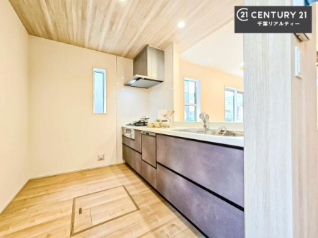 �L�b�`�� ��Ƃ肠�钲���X�y�[�X�ō�Ƃ����₷�����K�ȃL�b�`���ł��I
���q�l�ƈꏏ�ɂ��َq������y���߂�L�X�X�y�[�X�ł��B�y�����������ԂɂȂ肻���ł��ˁI
