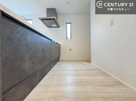�L�b�`�� ��Ƃ肠�钲���X�y�[�X�ō�Ƃ����₷�����K�ȃL�b�`���ł��I
���q�l�ƈꏏ�ɂ��َq������y���߂�L�X�X�y�[�X�ł��B�y�����������ԂɂȂ肻���ł��ˁI
