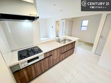 �L�b�`�� ��Ƃ肠�钲���X�y�[�X�ō�Ƃ����₷�����K�ȃL�b�`���ł��I
���q�l�ƈꏏ�ɂ��َq������y���߂�L�X�X�y�[�X�ł��B�y�����������ԂɂȂ肻���ł��ˁI