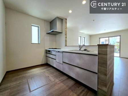 �L�b�`�� ��l�C�̑Ζʎ��V�X�e���L�b�`�����̗p���Ă��܂��I���Ƒ��̃R�~���j�P�[�V���������R�Ƒ�����݌v�ł��B
���q�l�ɂ��ڂ��͂��̂Ŋ������ł��ˁI�L�X�g���ĉ��K�ō�Ƃ��i�݂܂��B