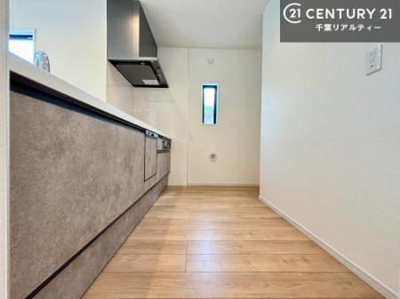�L�b�`�� ���[�͂̍����V�X�e���L�b�`���ŁA��������H�����������Еt���A�L�X�Ƃ�����Ԃŉ��K�ɗ������y���߂܂��B