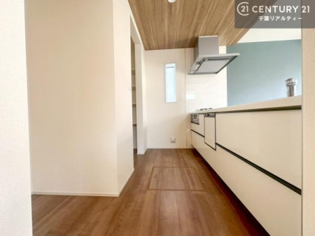 �L�b�`�� ��Ƃ肠�钲���X�y�[�X�ō�Ƃ����₷�����K�ȃL�b�`���ł��I
���q�l�ƈꏏ�ɂ��َq������y���߂�L�X�X�y�[�X�ł��B�y�����������ԂɂȂ肻���ł��ˁI