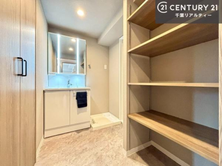 ���ʑ�E���ʏ� �p�E�_�[���[���ɂ̓^�I�����܁A�X�g�b�N�i�Ȃǂ����[�ł�����[�X�y�[�X���m�ہB
���������o�₷�����܂�����������Ɖ��K�ɕۂĂ܂��B