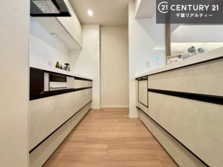 �L�b�`�� ��Ƃ肠�钲���X�y�[�X�ō�Ƃ����₷�����K�ȃL�b�`���ł��I
���q�l�ƈꏏ�ɂ��َq������y���߂�L�X�X�y�[�X�ł��B�y�����������ԂɂȂ肻���ł��ˁI