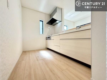 �L�b�`�� ���[�X�y�[�X���[�����Ă���A�L�b�`���܂�����������ƕۂ��Ȃ���A�L�X�Ƃ��������X�y�[�X���m�ہB���K�ȍ�Ɗ��ŁA�����̂����������X���[�Y�ɂ͂��ǂ�܂��B