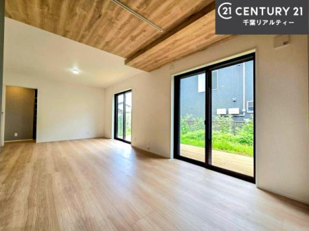 ���r���O �傫�ȑ����炽���Ղ�̗z���������閾�邢���r���O�B�J�����̂��郊�r���O�ŉƑ��c���̂��났�̎��Ԃ��߂����܂��B