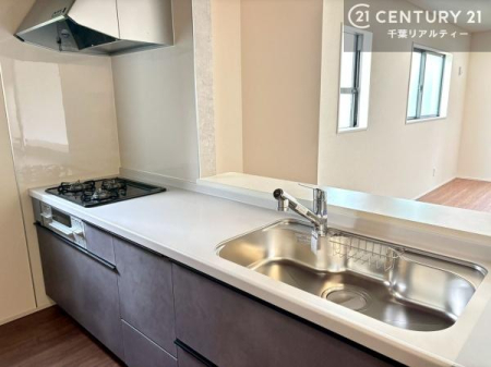 �L�b�`�� ��Ƃ肠�钲���X�y�[�X�ō�Ƃ����₷�����K�ȃL�b�`���ł��I
���q�l�ƈꏏ�ɂ��َq������y���߂�L�X�X�y�[�X�ł��B�y�����������ԂɂȂ肻���ł��ˁI