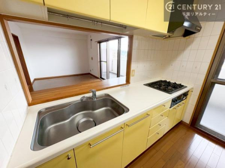 �L�b�`�� ��l�C�̑Ζʎ��V�X�e���L�b�`�����̗p���Ă��܂��I���Ƒ��̃R�~���j�P�[�V���������R�Ƒ�����݌v�ł��B
���q�l�ɂ��ڂ��͂��̂Ŋ������ł��ˁI�L�X�g���ĉ��K�ō�Ƃ��i�݂܂��B