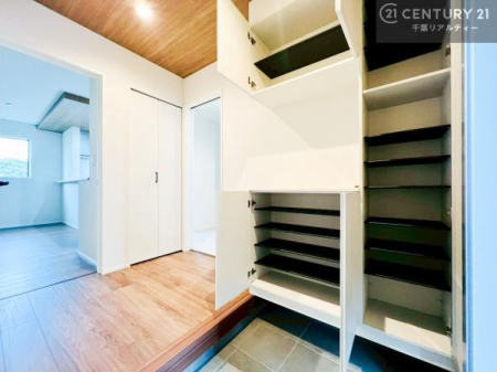 ���� �V���[�Y�{�b�N�X�t���Ȃ̂ŁA���ւ��Еt�����|�������₷���ł��I
�X�b�L���������ւŌ˂��J�����u�ԁA�������̂���S�n������Ԃ��o�}���Ă���܂��B