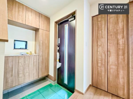���� �V���[�Y�{�b�N�X�t���Ȃ̂ŁA���ւ��Еt�����|�������₷���ł��I
�X�b�L���������ւŌ˂��J�����u�ԁA�������̂���S�n������Ԃ��o�}���Ă���܂��B