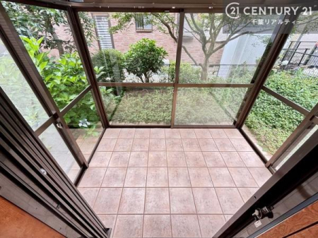 ���̑����� �T�����[����������Z�܂��Ȃ�ł͂̉��K�ȕ�炵�������B
�V����C�ɂ������󕨂�������ق��A�ԕ��≩���΍�ɂ��֗��ȋ�Ԃł��B