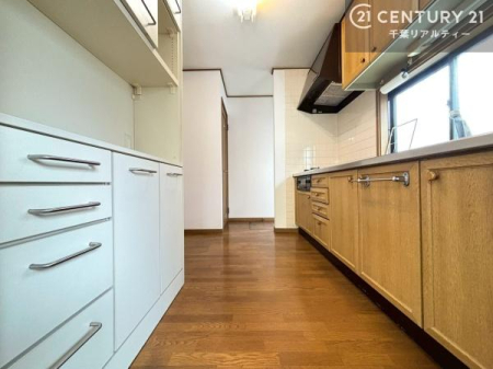 �L�b�`�� ��Ƃ肠�钲���X�y�[�X�ō�Ƃ����₷�����K�ȃL�b�`���ł��I
���q�l�ƈꏏ�ɂ��َq������y���߂�L�X�X�y�[�X�ł��B�y�����������ԂɂȂ肻���ł��ˁI