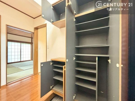 ���� �V���[�Y�{�b�N�X�t���Ȃ̂ŁA���ւ��Еt�����|�������₷���ł��I
�X�b�L���������ւŌ˂��J�����u�ԁA�������̂���S�n������Ԃ��o�}���Ă���܂��B