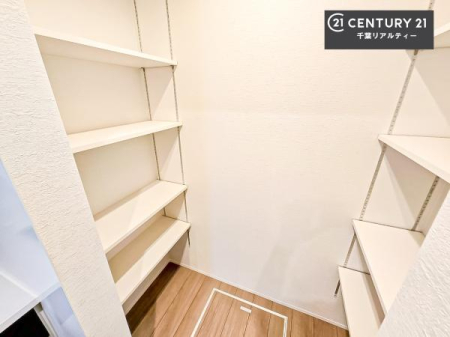 ���[ �p���g���[�t���I���Ă�������A�H�ނ̃X�g�b�N���X�b�L�����ڂ��邱�Ƃ��ł��܂��I
���񌻒n�ł��m���߂��������B