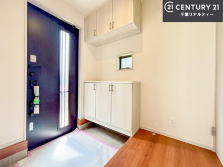���� �V���[�Y�{�b�N�X�t���Ȃ̂ŁA���ւ��Еt�����|�������₷���ł��I
�X�b�L���������ւŌ˂��J�����u�ԁA�������̂���S�n������Ԃ��o�}���Ă���܂��B