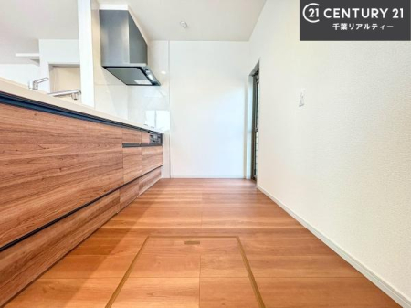 �L�b�`�� ��Ƃ肠�钲���X�y�[�X�ō�Ƃ����₷�����K�ȃL�b�`���ł��I
���q�l�ƈꏏ�ɂ��َq������y���߂�L�X�X�y�[�X�ł��B�y�����������ԂɂȂ肻���ł��ˁI
