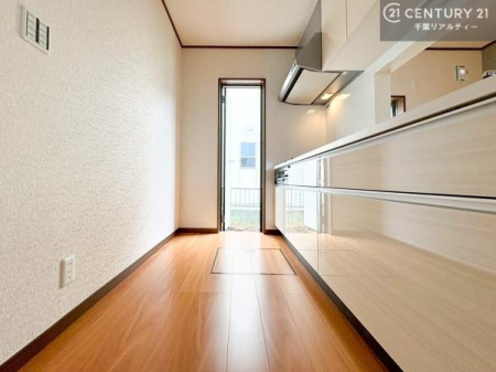 �L�b�`�� ��Ƃ肠�钲���X�y�[�X�ō�Ƃ����₷�����K�ȃL�b�`���ł��I
���q�l�ƈꏏ�ɂ��َq������y���߂�L�X�X�y�[�X�ł��B�y�����������ԂɂȂ肻���ł��ˁI