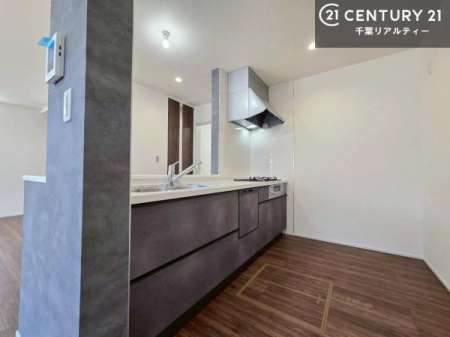 �L�b�`�� ��Ƃ肠�钲���X�y�[�X�ō�Ƃ����₷�����K�ȃL�b�`���ł��I
���q�l�ƈꏏ�ɂ��َq������y���߂�L�X�X�y�[�X�ł��B�y�����������ԂɂȂ肻���ł��ˁI