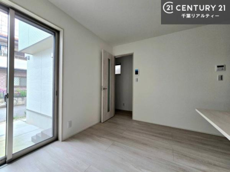 ���r���O ��؂ȉƑ����W�܂邩�炱��LDK�ɂ͂�����肽���B
�q�����������C�ɏ΂��Ȃ��瑖�����Ă���p�����������u�L���Ƃɂ��ėǂ������v�Ǝv���u�Ԃł��B