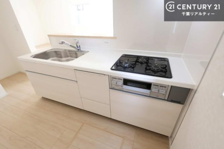 �L�b�`�� ��l�C�̑Ζʎ��V�X�e���L�b�`�����̗p���Ă��܂��I���Ƒ��̃R�~���j�P�[�V���������R�Ƒ�����݌v�ł��B
���q�l�ɂ��ڂ��͂��̂Ŋ������ł��ˁI�L�X�g���ĉ��K�ō�Ƃ��i�݂܂��B