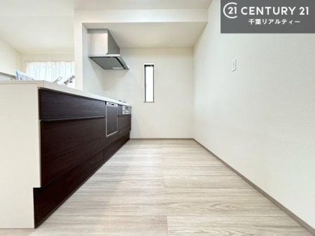 �L�b�`�� ��Ƃ肠�钲���X�y�[�X�ō�Ƃ����₷�����K�ȃL�b�`���ł��I
���q�l�ƈꏏ�ɂ��َq������y���߂�L�X�X�y�[�X�ł��B�y�����������ԂɂȂ肻���ł��ˁI