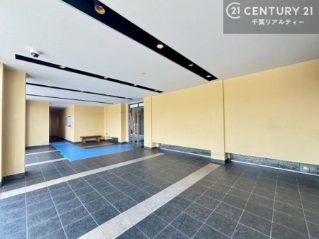 ���r�[ ���r�[�͖��邭�J���������ς��ł��B����������������āA�o�}���Ă���܂��B
