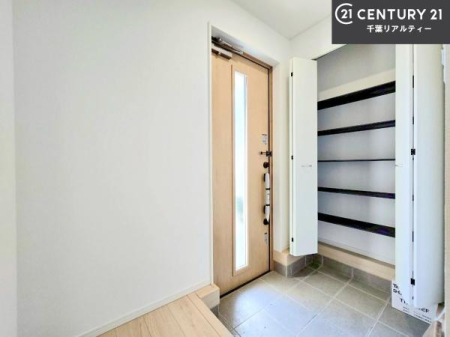 ���� �V���[�Y�{�b�N�X�t���B���ւ��Еt�����|�������₷���ł��I
�X�b�L���������ւŌ˂��J�����u�ԁA�������̂���S�n������Ԃ��o�}���Ă���܂��B