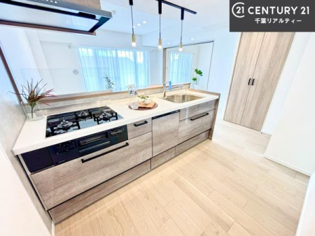 �L�b�`�� ���[�͂̍����V�X�e���L�b�`���ŁA��������H�����������Еt���A�L�X�Ƃ�����Ԃŉ��K�ɗ������y���߂܂��B