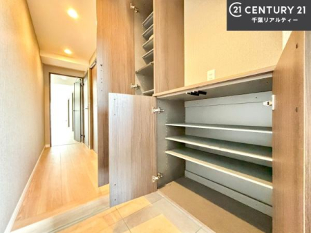 ���� �V���[�Y�{�b�N�X�t���Ȃ̂ŁA���ւ��Еt�����|�������₷���ł��I
�X�b�L���������ւŌ˂��J�����u�ԁA�������̂���S�n������Ԃ��o�}���Ă���܂��B
