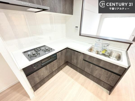 �L�b�`�� ��Ƃ肠�钲���X�y�[�X�ō�Ƃ����₷�����K�ȃL�b�`���ł��I
���q�l�ƈꏏ�ɂ��َq������y���߂�L�X�X�y�[�X�ł��B�y�����������ԂɂȂ肻���ł��ˁI